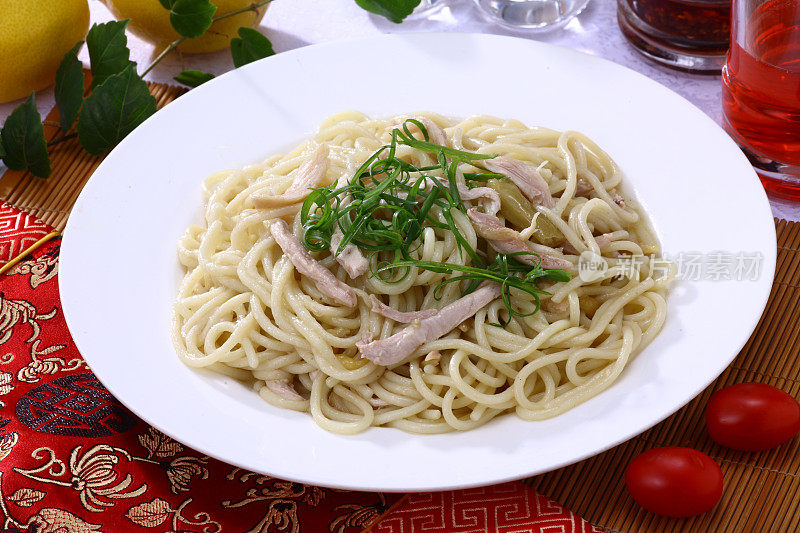 Fried spaghetti with pickled vegetables and shredded chicken (泡菜鸡丝炒面)